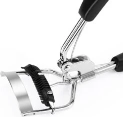 INTER-ESQUE® Wimperkruller Met Kam - Eyelash Curler + 5x Gratis Extra Siliconen Pad - Zwart/Zilver -Maybelline Winkel 1200x1142 3