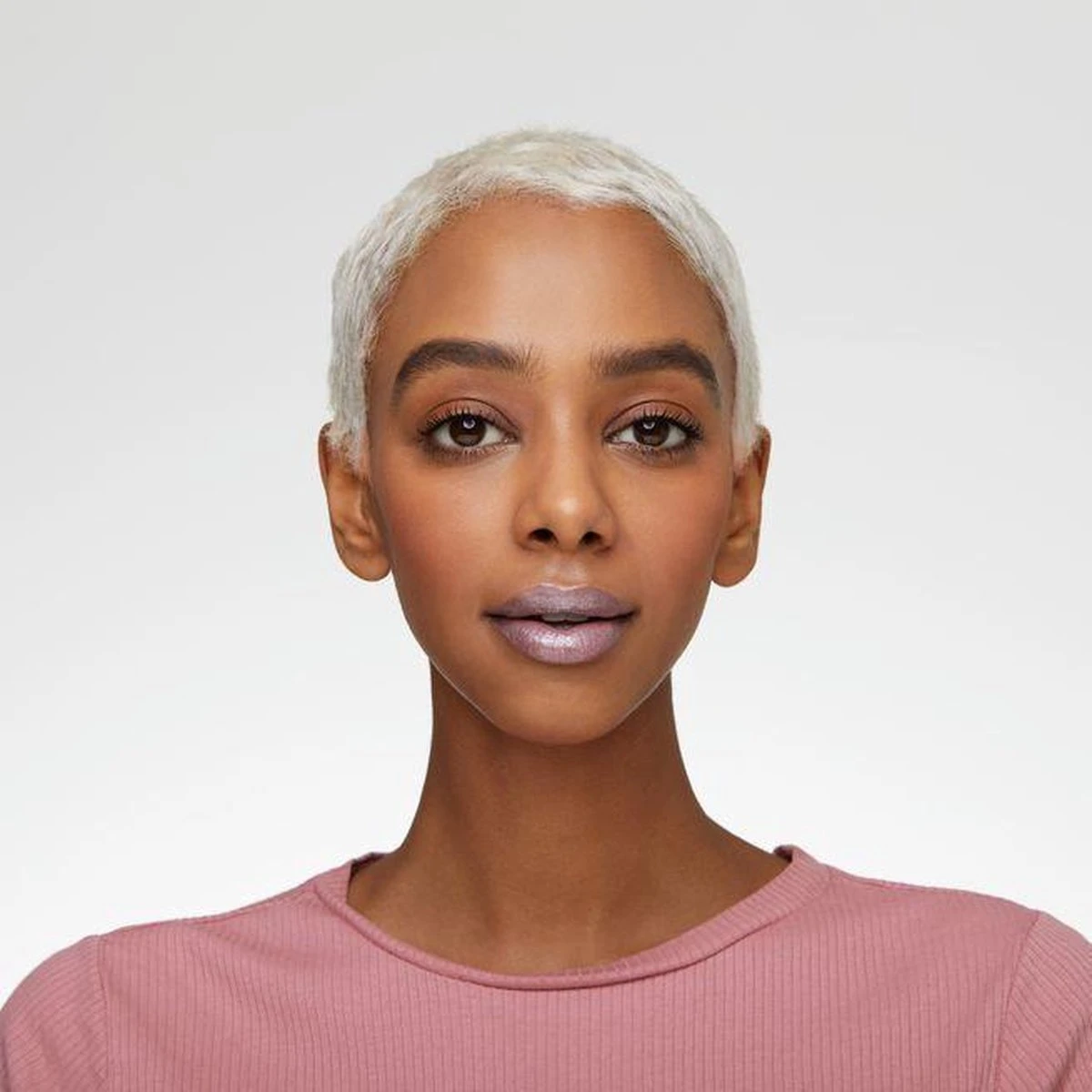 Essence Extreme Shine Volume Lipgloss 5 Ml 04 Purple Rain 9 Essence Extreme Shine Volume Lipgloss 5 Ml 04 Purple Rain - Afbeelding 7