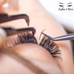 Lashes & More - Nepwimpers - 10D 12mm 0.05 D Krul - Pre-Made Volume Fans – Russian Volume – Pre-Made Fans- Wimperextensions – Wimper Extensions - Verkrijgbaar In Lengte 9mm Tot 15mm -Maybelline Winkel 1200x1200 859