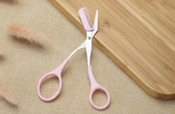 Without Lemons | Wenkbrauwschaar | Wenkbrauw Trimmer | Browshaper | BeautyTool | Gezichts Schaar | Dames| Ontharing | Design | Roze -Maybelline Winkel 1200x782 3