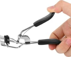 INTER-ESQUE® Wimperkruller Met Kam - Eyelash Curler + 5x Gratis Extra Siliconen Pad - Zwart/Zilver -Maybelline Winkel 1200x955 1