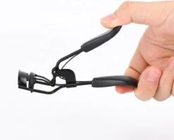 INTER-ESQUE® Wimperkruller - Eyelash Curler + 5x Gratis Extra Siliconen Pad - Zwart -Maybelline Winkel 1200x965