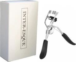 INTER-ESQUE® Wimperkruller Met Kam - Eyelash Curler + 5x Gratis Extra Siliconen Pad - Zwart/Zilver -Maybelline Winkel 1200x978