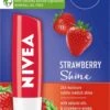 Nivea - Labello Strawberry Shine Lippenbalsem - 5,5 Ml Stick - Lipbalsem - Lipbalm - Lipverzorging - Verrijkt Met Shea Boter En Bio Jojoba Olie -Maybelline Winkel 750x1200 5